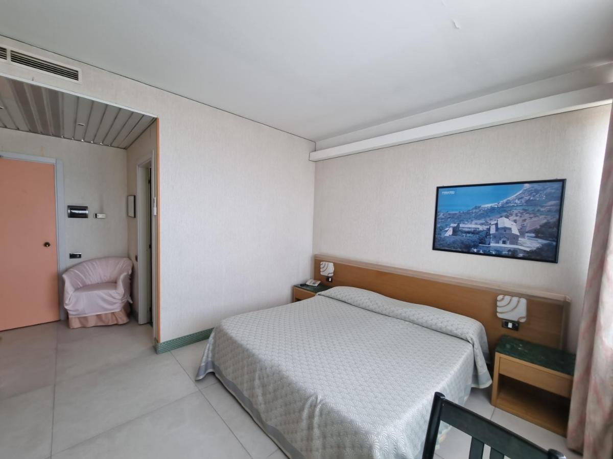 Hotel Thema Rocca San Giovanni Ngoại thất bức ảnh